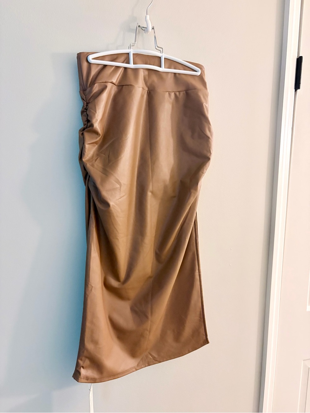 HALARA High Waisted Tummy Control Ruched O
Curved Hem 2-in-1 Fleece PU Midi